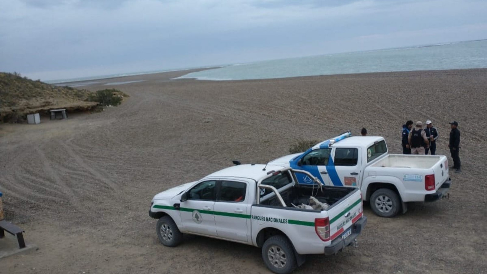 Dos jóvenes se tiraron al mar para salvar a una familia: uno murió y el otro está desaparecido